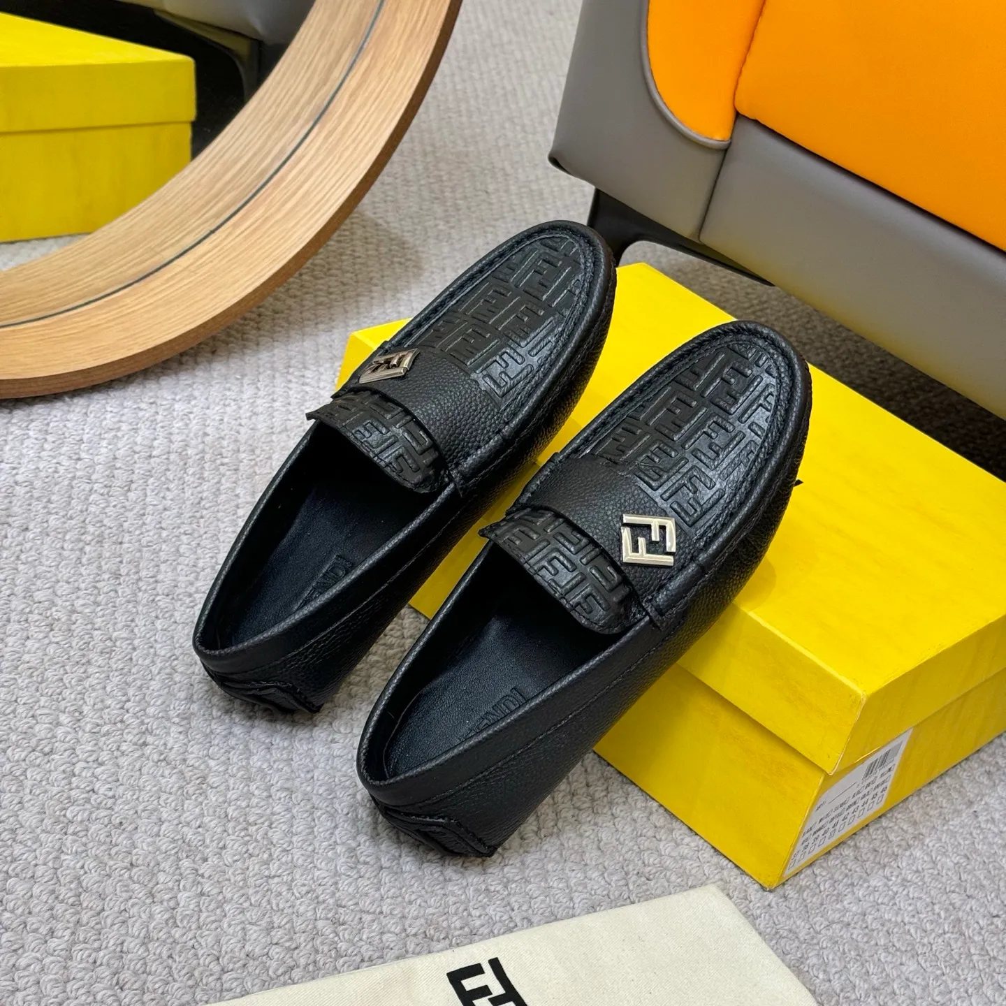 Men's shoes 💰420 [FENDI Fendi] 2⃣️0⃣️2⃣️5️⃣New Milan men's fashion lazy catwalk style ✅ fashionable casual beanie shoes, imported calfskin fabric, super smooth texture, sweat-absorbent and breathable, (sheepskin lining). Metal LOGO on the shoe body, Medusa avatar, irregular avatar, high-end craftsmanship logo✅ French Loft set foot design style 👟Low-key and elegant, great on-foot effect... Men's shoe size: 38-46 (4-12)